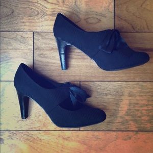Ann Marino satin bow navy heels Sz 7.5